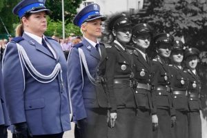 Kobieta w mundurze policyjnym.